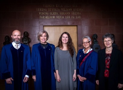 Guðný Gústafsdóttir ásamt leiðbeinanda sínum Dr. Þorgerði Einarsdóttur, andmælendunum Dr. Karen Ross og Dr. Guðný Guðbjörnsdóttur, og Baldri Þórhallssyni, deildarforseta, sem stjórnaði athöfninni.