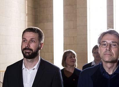 Nikola Trbojevic og Svavar Hrafn Svavarsson, forseti Sagnfræði- og heimspekideildar, ganga til doktorsvarnar.