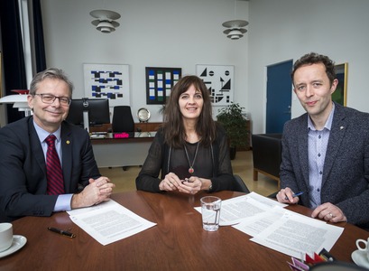 Jón Atli Benediktsson, rektor Háskóla Íslands, Bryndís Hrafnkelsdóttir, forstjóri Happdrættis Háskóla Íslands, og Jón Gunnar Þorsteinsson, ritstjóri Vísindavefsins, undirrita samning um áframhaldandi stuðning HHÍ og HÍ við Vísindavefinn.