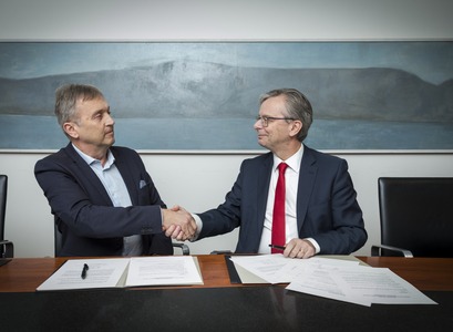 Kristján Sverrisson, forstjóri Heyrnar- og talmeinastöðvar Íslands, og Jón Atli Benediktsson, rektor Háskóla Íslands, handsala samninginn í Háskóla Íslands.