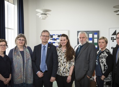 Steinunn Hrafnsdóttir, dósent og varadeildarforseti Félagsráðgjafardeildar, Sigurveig H. Sigurðardóttir, dósent og deildarforseti Félagsráðgjafardeildar, Jón Atli Benediktsson, rektor Háskóla Íslands,  Kristín Siggeirsdóttir, framkvæmdastjóri Janusar endurhæfingar, Vilmundur Guðnason, forstöðumaður vísinda hjá Janusi, Elín Blöndal, lögfræðingur á rektorsskrifstofu Háskóla Íslands, og Þórður Kristinsson, ráðgjafi á rektorsskrifstofu.