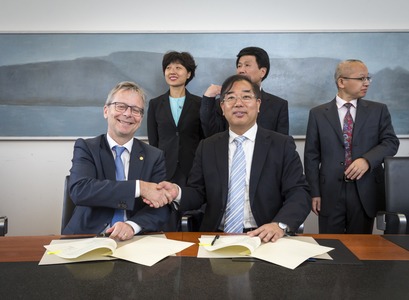 Jón Atli Benediktsson, rektor Háskóla Íslands, og Shen Manhong, rektor Ningbo-háskóla.