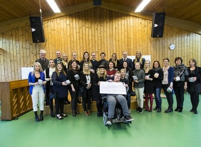  Nemendahópurinn ásamt Elmari Hallgríms Hallgrímssyni, lektor við Viðskiptafræðideild, Runólfi Smára Steinþórssyni, deildarforseta Viðskiptafræðideildar, Margréti Völu Marteinsdóttur, forstöðukonu Reykjadals, Regínu Lilju Magnúsdóttur, vaktstjóra í Reykjadal og Sveinbirni Eggertssyni, gesti í Reykjadal.