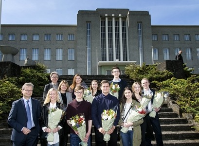 Níu manna hópur er á leið til Stanford í sumarnám en hann heimsótti rektorsskrifstofu á dögunum. Hér er hópurinn ásamt Jóni Atla Benediktssyni, rektor Háskóla Íslands, Friðriku Harðardóttur, forstöðumanni Skrifstofu alþjóðasamskipta og Pétri Ástvaldssyni, verkefnisstjóra við Miðstöð framhaldsnáms