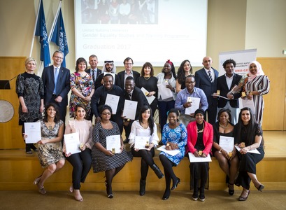 Brautskráningarhópurinn ásamt Irmu Erlingsdóttur, forstöðumanni Jafnréttisskólans, Elízu Reid forsetafrú, Jóni Atla Benediktssyni, rektor Háskóla Íslands, Stefáni Hauki Jóhannessyni, ráðuneytisstjóra í utanríkisráðuneytinu og Guðmundi Hálfdánarsyni, forseta Hugvísindasviðs.