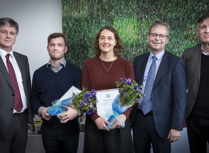 Myndin er tekin við afhendingu viðurkenninga í Norræna húsinu á dögunum. Frá vinstri: Engilbert Sigurðsson, prófessor og forseti Læknadeildar, Valtýr Stefánsson Thors verðlaunahafi, Sif Ormarsdóttir, systir Orra Þórs Ormarssonar verðlaunahafa, Jón Atli Benediktsson, rektor Háskóla Íslands, og Ásgeir Haraldsson, prófessor í barnalækningum og stjórnarmaður í Verðlaunasjóði Óskars Þórðarsonar. MYND: Kristinn Ingvarsson.