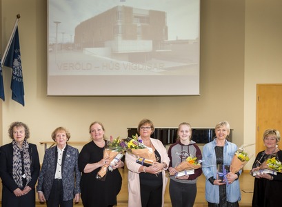 Fimm af sjö verðlaunahöfum og fulltrúar þeirra í nafnasamkeppninni ásamt Vigdísi Finnbogadóttur, fyrrverandi forseta Íslands, Jóni Atla Benediktssyni, rektor Háskóla Íslands, Guðmundi Hálfdánarsyni, forseta Hugvísindasviðs, og Auði Hauksdóttur, forstöðumanni Stofnunar Vigdísar Finnbogadóttur í erlendum tungumálum.
