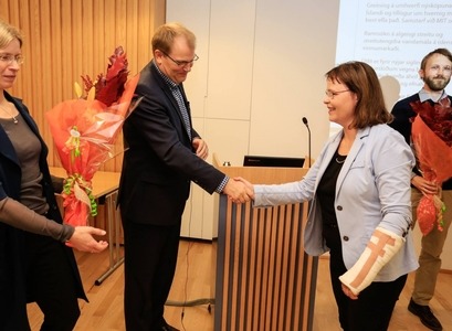 Lára Jóhannesdóttir tekur við styrk. Mynd frá Facebooksíðu Viðskiptaráðs.