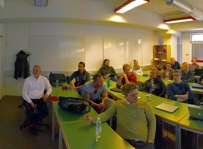 Nemenedur og kennari á fyrirlestri Olsen í snjallstofu Tænigarðs.