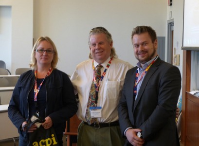 Ragna tekur við verðlaununum, mynd fengin af vef ICICKM.