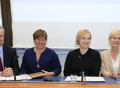 Jón Atli Benediktsson rektor Háskóla Íslands, Pia Hanson forstöðumaður Alþjóðamálastofnunar, Eygló Harðardóttir félags- og húsnæðismálaráðherra og Ragnhildur Hjaltadóttir ráðuneytisstjóri í innanríkisráðuneytinu við undirritun samningsins