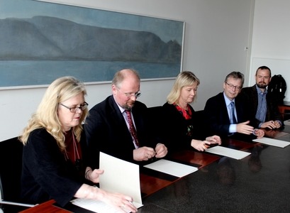 Eydís K. Sveinbjarnardóttir, forseti Heilbrigðisvísindasviðs Háskólans á Akureyri, Eyjólfur Guðmundsson, rektor Háskólans á Akureyri, Vigdís Jónsdóttir, framkvæmdastjóri VIRK – Starfsendurhæfingarsjóðs, Jón Atli Benediktsson, rektor Háskóla Íslands, og Daði Már Kristófersson, forseti Félagsvísindasviðs Háskóla Íslands, undirrituðu samstarfssamninginn í Háskóla Íslands mánudaginn 2. maí.