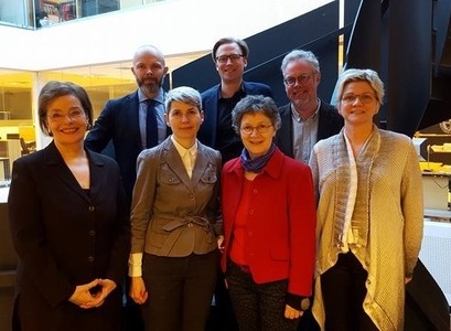 Á myndinni eru frá vinstri: Margrét S. Björnsdóttir formaður, Baldur Þórhallsson, prófessor við Stjórnmálafræðideild, Ellý Katrín Guðmundsdóttir borgarritari, Arnar Þór Másson, skrifstofustjóri Skrifstofu stjórnsýsluþróunar hjá forsætisráðuneytinu, Þorgerður Einarsdóttir, prófessor við Stjórnmálafræðideild, og fráfarandi formaður stjórnar, Gunnar Helgi Kristinsson, prófessor við Stjórnmálafræðideild, og Sjöfn Vilhelmsdóttir, forstöðumaður Stofnunar stjórnsýslufræða og stjórnmála. Á myndina vantar einn stjó