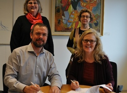 Frá undirrituninni 1. apríl. Daði Már Kristófersson, forseti Félagsvísindasviðs, fyrir hönd HÍ og Eydís Kristín Sveinbjarnardóttir, forseti Heilbrigðisvísindasviðs HA, fyrir hönd HA ásamt Sigurveigu Sigurðardóttur, deildarforseta Félagsráðgjafardeildar og Steinunni Hrafnsdóttur, varadeildarforseta Félagsráðgjafardeildar.