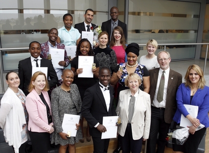 Útskriftarnemarnir 2015 glaðbeittir ásamt hópi aðstendenda og velunnara Jafnréttisskólans.