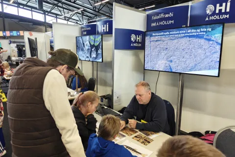 HÍ á Hólum. Stefán Óli að fræða börn og fullorðna á Vísindavöku 2026