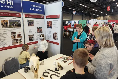 Fólk við bás HÍ á Hólum V2026