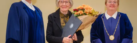 María Hjálmdís Þorsteinsdóttir heiðursdoktor. ásamt Sædísi Sævarsdóttur, forseta Læknadeildar og Silju Báru Ómarsdóttur, rektor HÍ