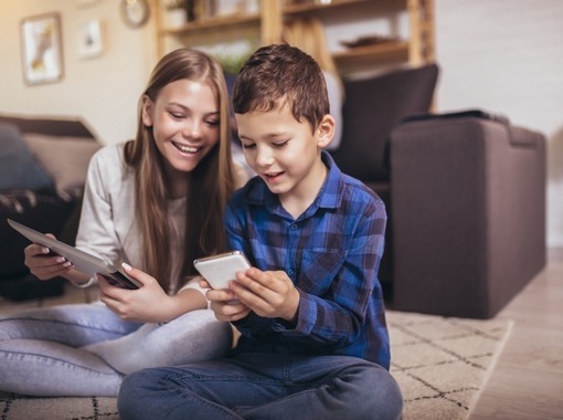 Samfélagsmiðla- og snjallsímanotkun barna og ungmenna - EFST Á BAUGI