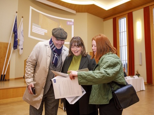 Afhending prófskírteina