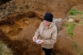 Steinunn Kristjánsdóttir við fornleifarannsóknir á Þingeyrarklaustri