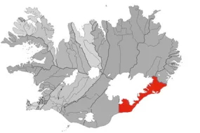Svarthvítt Íslandskort þar sem einungis sveitafélagið Hornafjörður er litað með rauðu.
